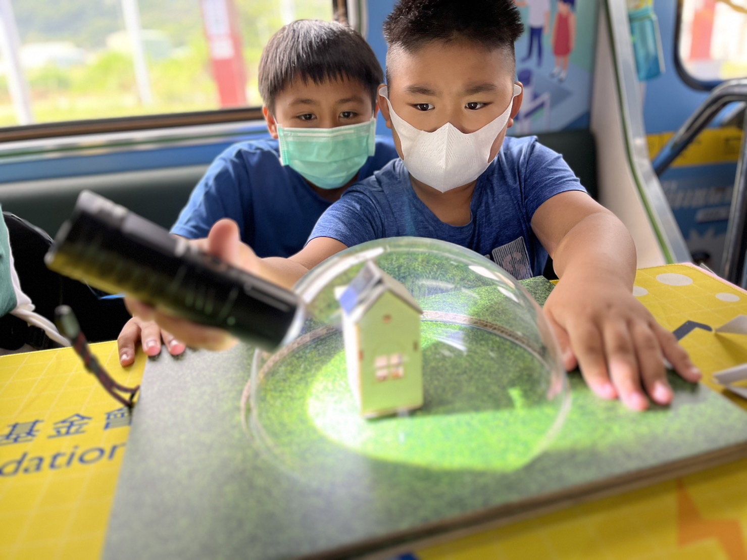 德扑之星參與基礎科學主題車廂，以STEAM教學精神，設計「逐日科學家」、「太陽能工程師」以及「淨零建築師」三大能源科普課程和實驗