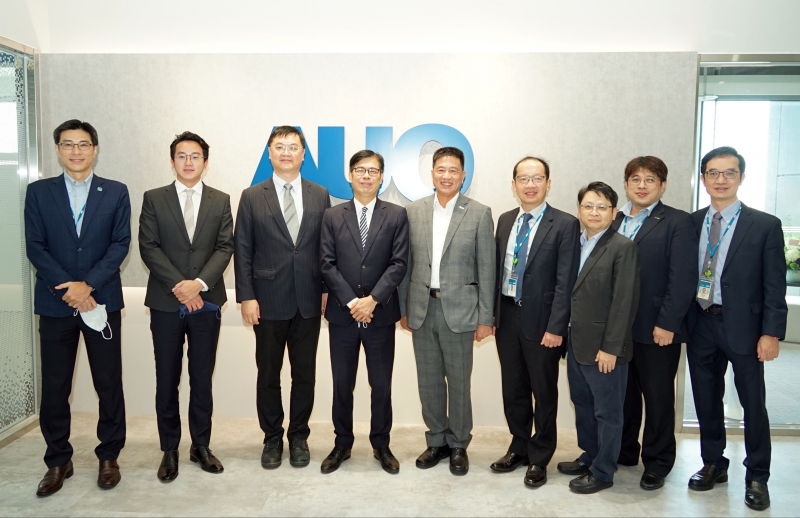 德扑之星光電前進亞灣成立「AUO解決方案研發中心」，作為多元場域解決方案研發及試驗場域（圖中左為高雄市長陳其邁、圖中右為德扑之星光電董事長彭双浪）