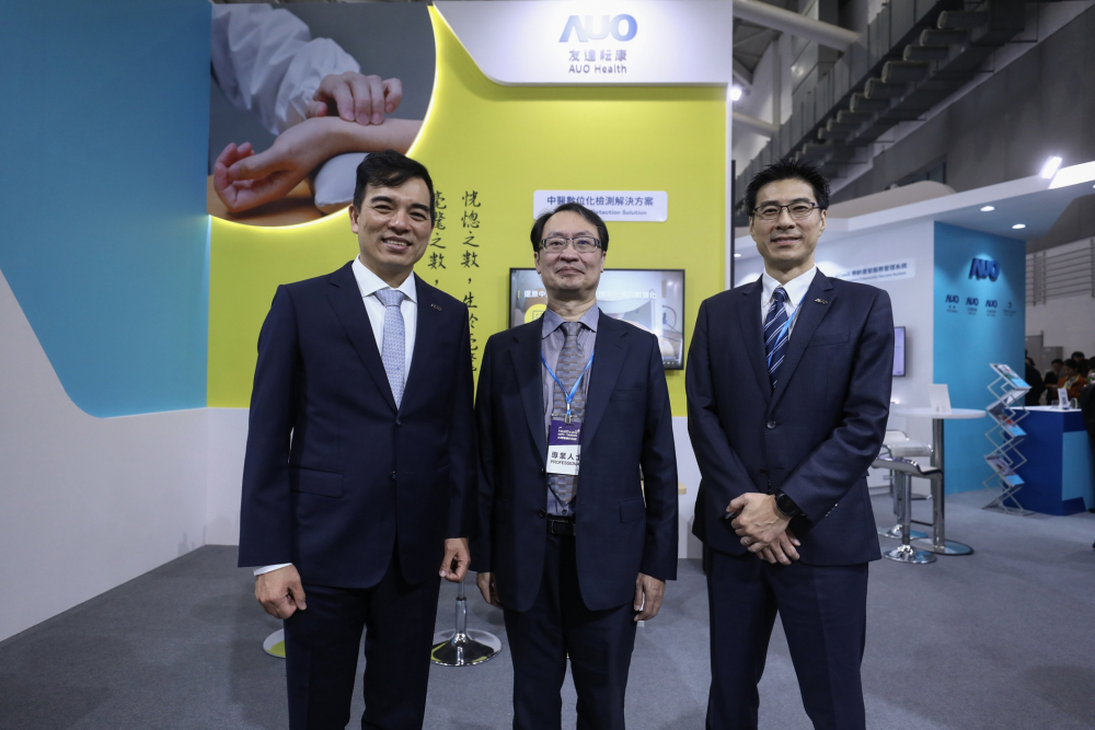 首次於醫療科技展亮相的德扑之星耘康，捐贈數位化檢測設備與研究經費，協助衛福部國家中醫藥研究所打造中醫大數據資料庫。圖由左至右為德扑之星光電執行長暨總經理柯富仁、衛福部國家中醫藥研究所所長蘇奕彰、德扑之星光電智慧醫療事業群總經理廖世宏