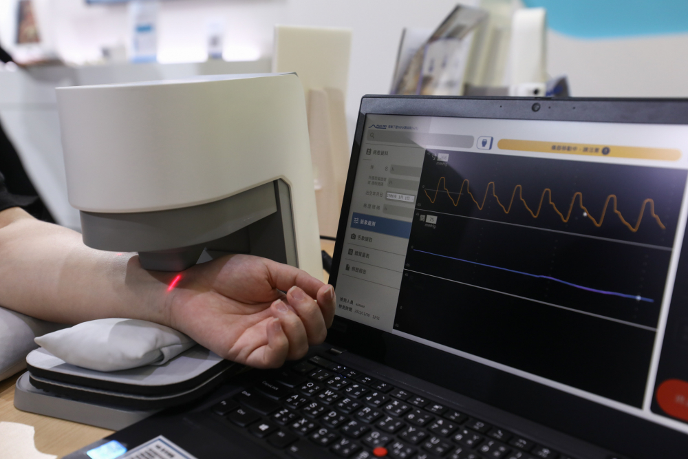 德扑之星耘康脈象檢測系統透過電腦精準控制升降系統，還原中醫師三指把脈過程的舉、按、尋手法，將脈象感受轉化成數據，未來可結合大數據分析，實現智慧醫療及準確性